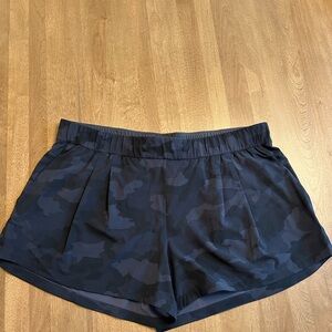 Lululemon Stroll at Sundown Mid-Rise Short 3”